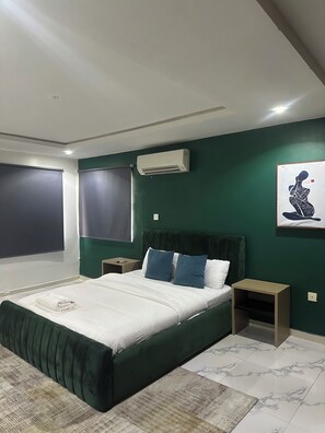 4 bedrooms, iron/ironing board, WiFi, bed sheets