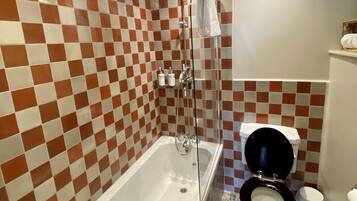 Chambre Quadruple Familiale | Salle de bain | Sèche-cheveux, serviettes fournies, savon, shampoing