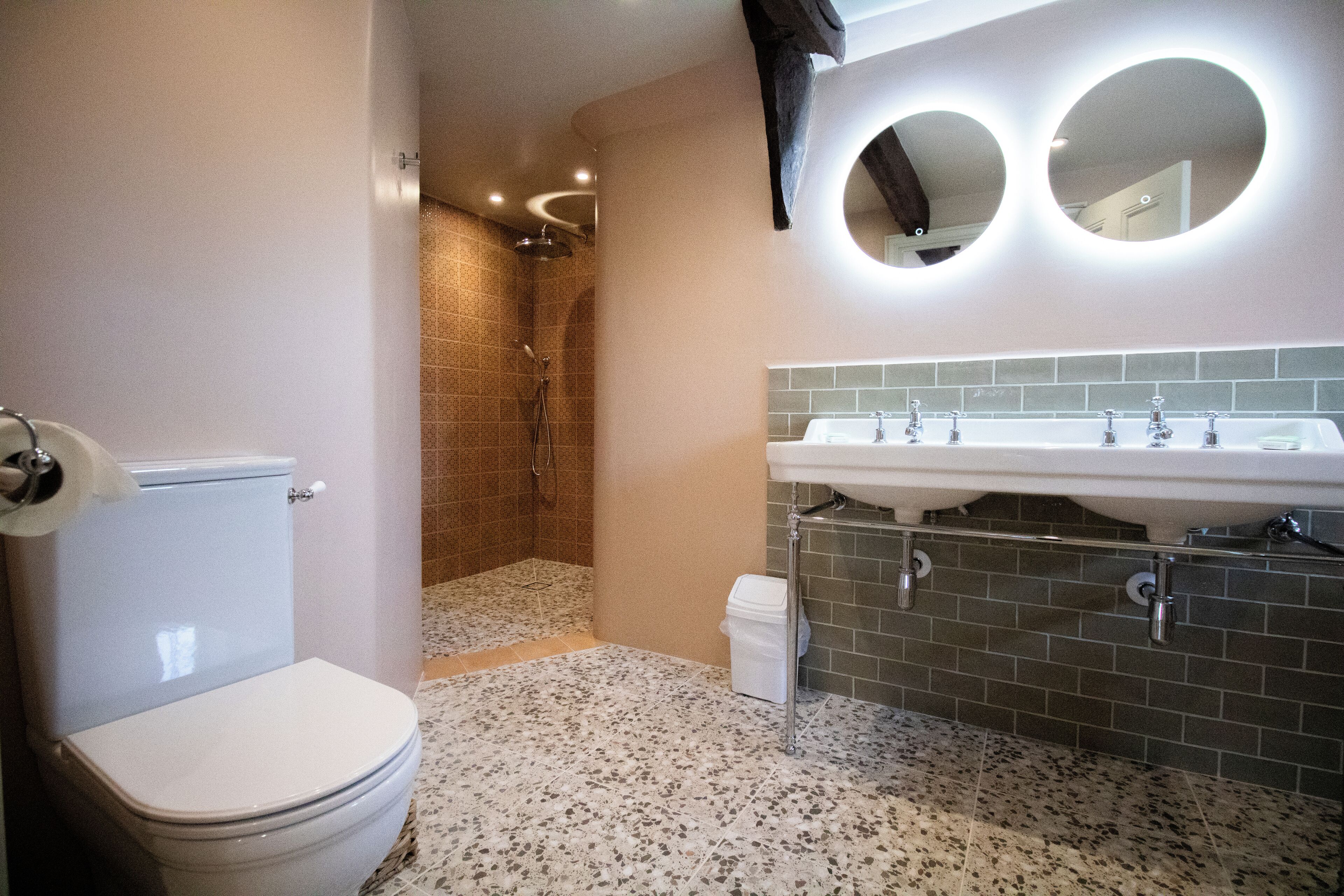 Ein Badezimmer mit Toilette, Dusche und Waschbecken.