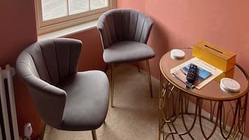 Ropa de cama de alta calidad, muebles diferentes y cortinas blackout