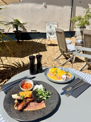 Daily cooked-to-order breakfast (GBP 15.00 per person) - Y Castell  (Llangadog)