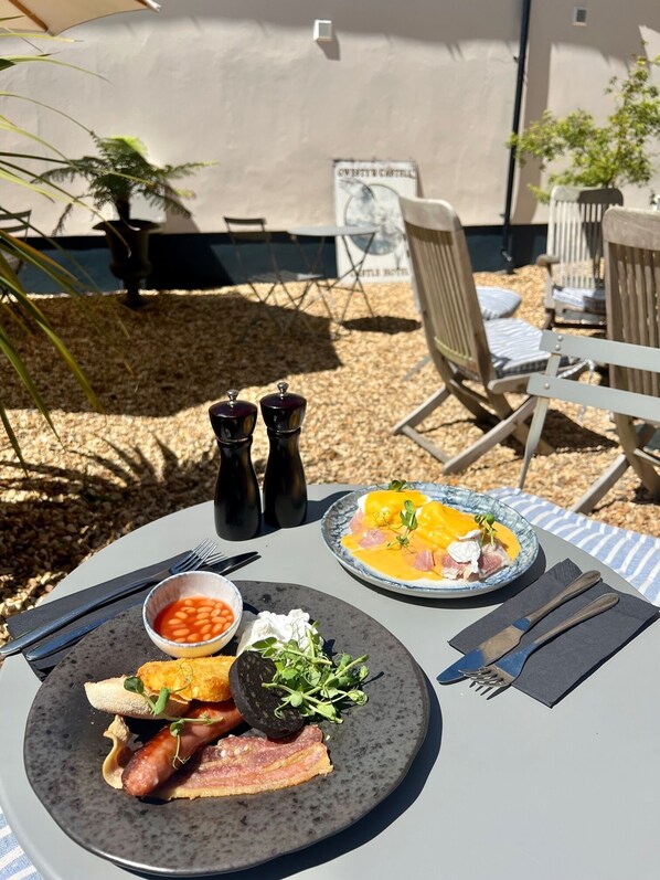 Daily cooked-to-order breakfast (GBP 15.00 per person) - Y Castell  (Llangadog)