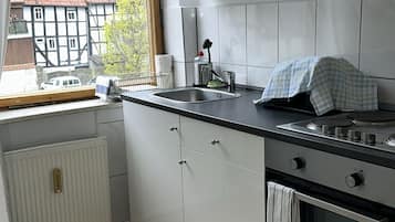 Een magnetron, een oven, een kookplaat, een vaatwasser