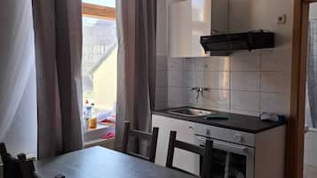 Een magnetron, een oven, een kookplaat, een vaatwasser