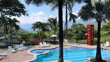 Vista frontal de la propiedad