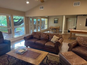 Téléviseur connecté, foyer, livres