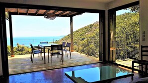 Deluxe House, Sea View | Ruang tamu | 50 cm televisyen skrin rata dengan satelit, TV 