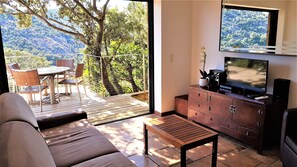 Apartamento luxo, ar-condicionado, vista para o mar | Área de estar | TV de tela plana 50 cm com canais via satélite, TV