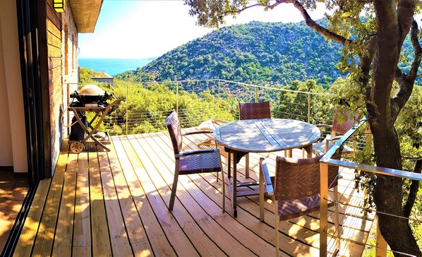 Apartamento luxo, ar-condicionado, vista para o mar | Terraço/pátio
