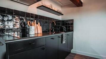 Een magnetron, een vaatwasser