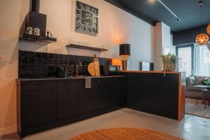 Private kitchen - Charming 1-bedroom apartment in brilliant Heerenveen with WiFi (Heerenveen)