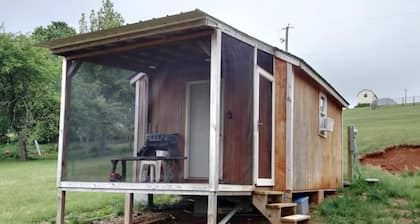 Tiny cabin with access to pond,hot freshwaterAC right off the Blue ridgeparkway
