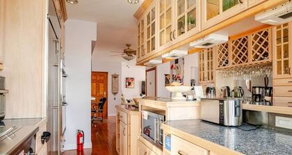 Comfortable & Spacious Luxury Home w/ Chef’s Kitchen only 15 mins to Boston