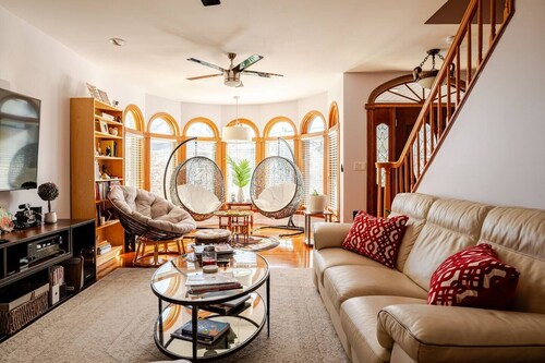 Comfortable & Spacious Luxury Home w/ Chef’s Kitchen only 15 mins to Boston