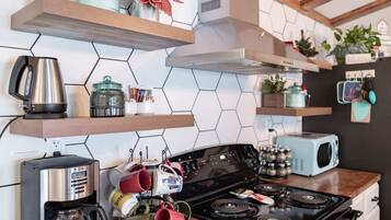 Køleskab, mikrobølgeovn, ovn, kogeplade