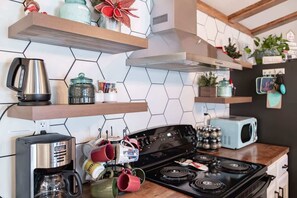Réfrigérateur, four à micro-ondes, un four, surface de cuisson