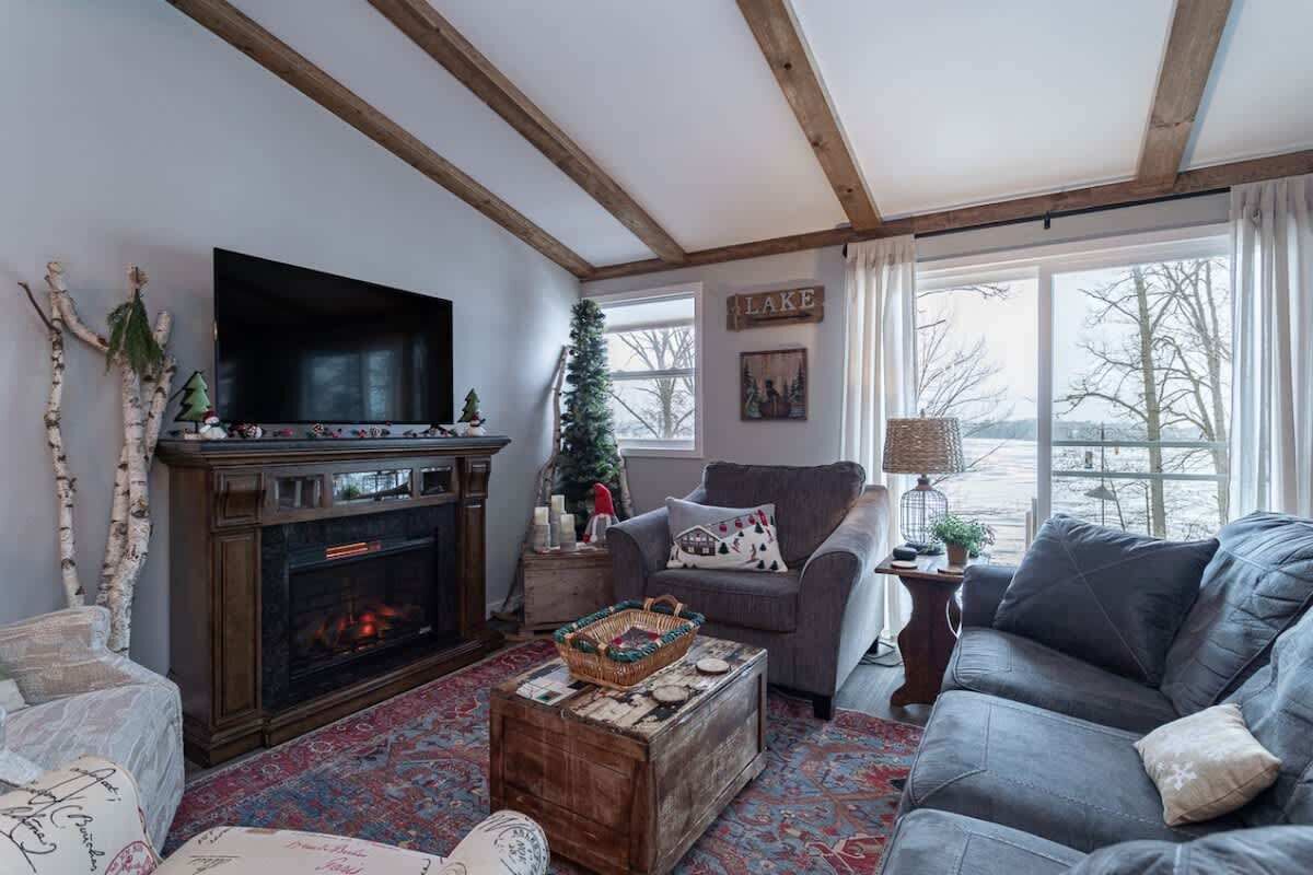 Tv, eldstad, böcker och kontor