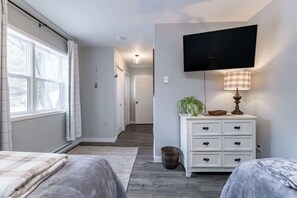 4 bedrooms, desk, iron/ironing board, WiFi - Bliss on the Lake  (Wausau)