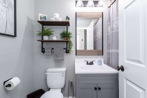 Shower, hair dryer, towels - Bliss on the Lake  (Wausau)