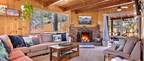 Televisión, chimenea, libros y oficina