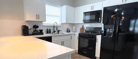 Jääkaappi, mikroaaltouuni, uuni, liesi