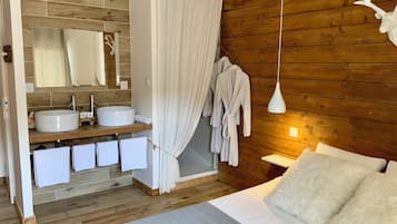 Phòng Suite Cao cấp | 1 phòng ngủ, két bảo mật tại phòng, màn/rèm cản sáng, phòng cách âm