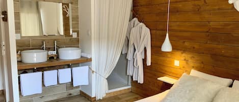 Luxury Suite | 1 bedroom, in-room safe, blackout curtains, soundproofing