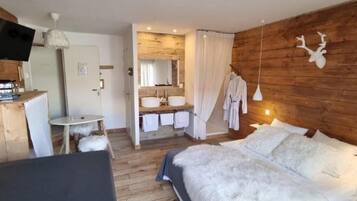 Luxury Suite | 1 bedroom, in-room safe, blackout drapes, soundproofing