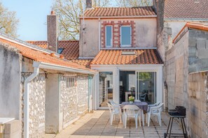 Outdoor dining - La Maison de Retz - 400m centre - Jardin (Villeneuve-en-Retz)