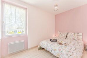 2 slaapkamers, een strijkplank/strijkijzer, beddengoed