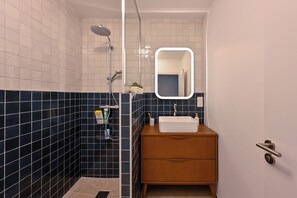 Douche, sĂšche-cheveux, serviettes fournies