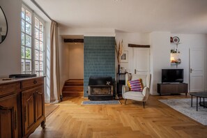 Een televisie, een open haard en boeken