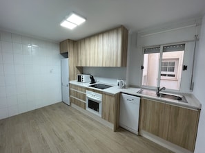Micro-ondes, four, plaque de cuisson, lave-vaisselle