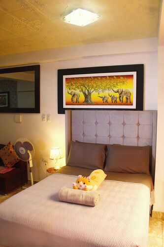 Cozy loft apartment .modern kitchen wifi, Netflix. Ideal executive home office.