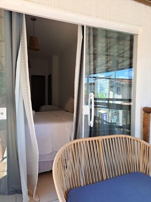 Quarto triplo conforto, vista para a cidade | Área de estar | TV