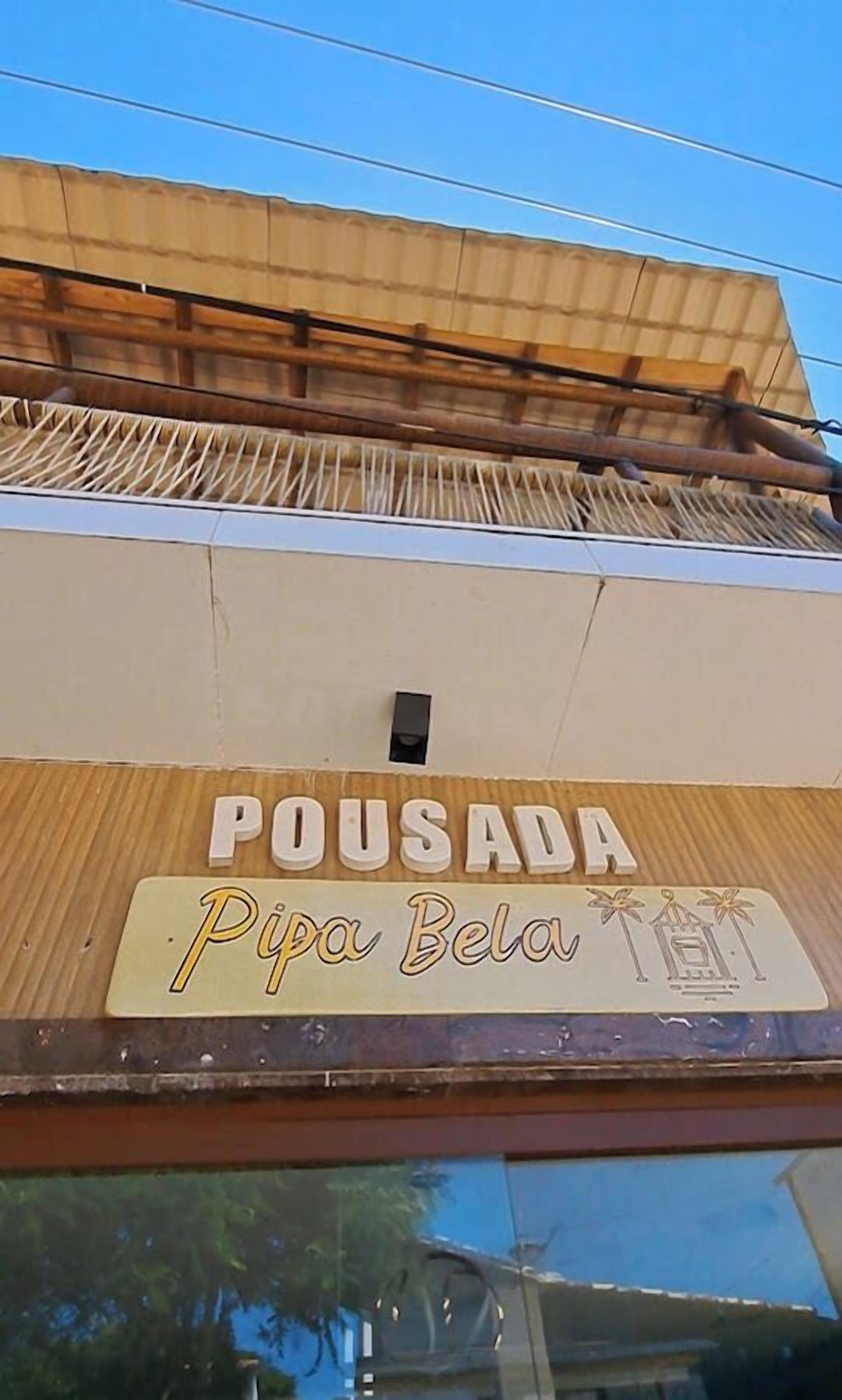 A building with a sign that reads "POUSADA Pipa Bela".