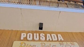 A building with a sign that reads "POUSADA Pipa Bela".