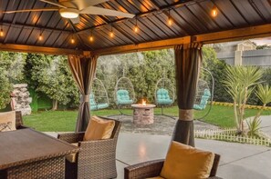 Outdoor dining - 3-bedroom house in charming Bermuda Dunes with Pool, Spa, BBQ/Patio, Game Room (Bermuda Dunes)