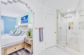 Shower, hair dryer, towels, soap - 3-bedroom house in charming Bermuda Dunes with Pool, Spa, BBQ/Patio, Game Room (Bermuda Dunes)
