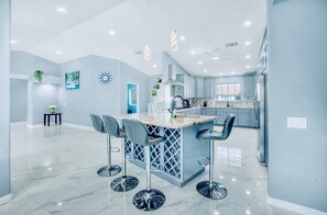 Fridge, microwave, oven, stovetop - 3-bedroom house in charming Bermuda Dunes with Pool, Spa, BBQ/Patio, Game Room (Bermuda Dunes)