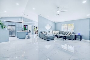 Smart TV, fireplace - 3-bedroom house in charming Bermuda Dunes with Pool, Spa, BBQ/Patio, Game Room (Bermuda Dunes)