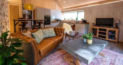 Thyme Getaway · 2BR · Sauna · Hot Tub · Sleeps 4