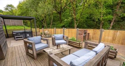 Thyme Getaway · 2BR · Sauna · Hot Tub · Sleeps 4