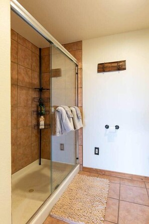 Dusche, Whirlpool, Haartrockner, Handtücher