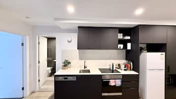 Een koelkast, een magnetron, een oven, een kookplaat