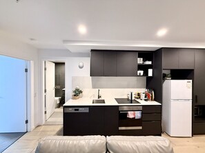 Een koelkast, een magnetron, een oven, een kookplaat