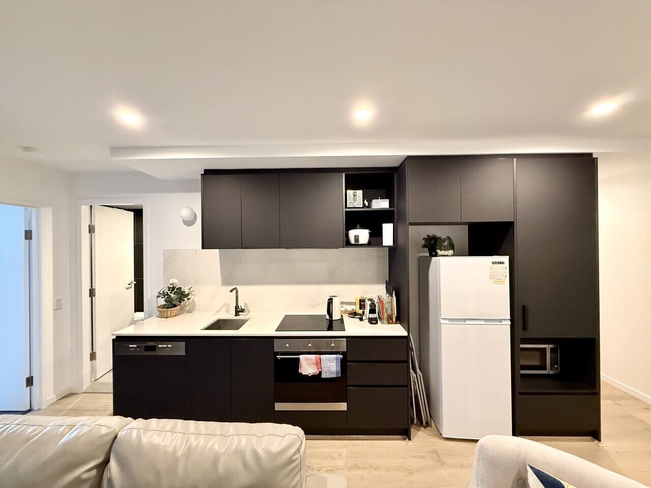 Réfrigérateur, micro-ondes, four, plaque de cuisson