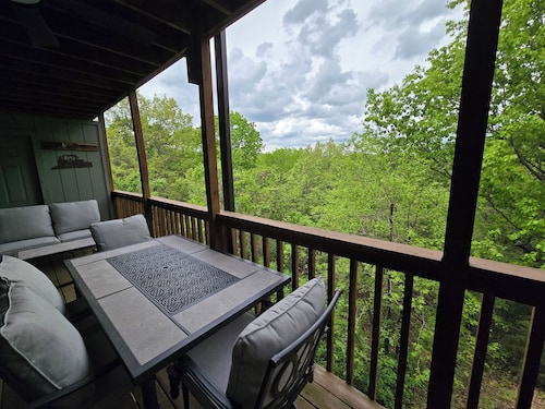 Christmas at Siver Dollar City. Beautiful Family Friendly Condo 2 miles away!