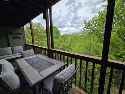 Christmas at Siver Dollar City. Beautiful Family Friendly Condo 2 miles away!