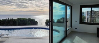 Beachfront Villa - modern seafront villa - breathtaking sea view, swimming pool